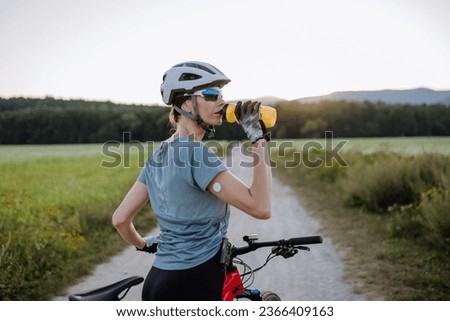 Foto Bild frau auf dem fahrrad mit fisch