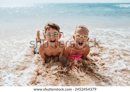 Foto Bild Glückliche Schwestern amüsieren sich im Sommer auf dem Land