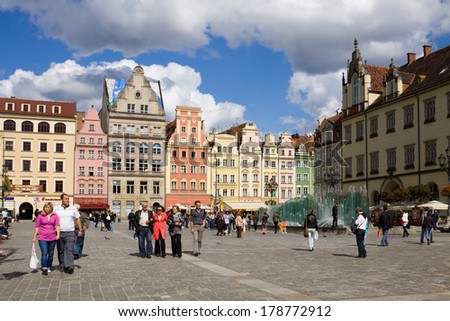 WROCLAW, POLAND - SEPTEMBER 05, 2010: The Market square in the Old Town. The Old Town is one of the most beautiful and best preserved old cities in Europe. The square is always filled with tourists.