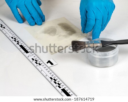 Disclosure of forensic evidence using fingerprint powders.