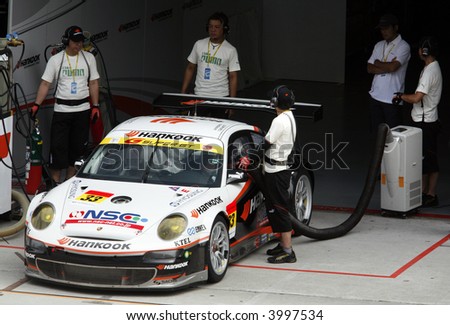 Mechanics preparing car, Japan Super GT 2007