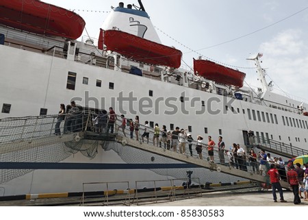 PORT KLANG, MALAYSIA - OCTOBER 1:Visitors queue at the MV Logos Hope entrance on October 1, 2011 in Port Klang, Malaysia. The 132.5m ship host the world\'s biggest floating book fair with 5000 titles.
