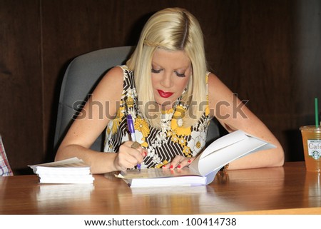 LOS ANGELES - APR 17:  Tori Spelling at a signing for her book \