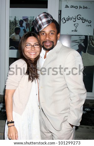 LOS ANGELES - APR 28:  Vanessa Marcil-Giovinazzo, Hill Harper with products at the Launch of 