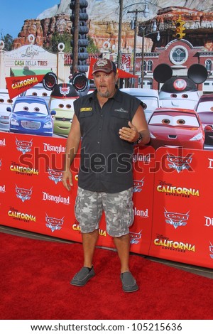 ANAHEIM - JUN 13:  Larry the Cable Guy, aka Dan Whitney arrives at the \