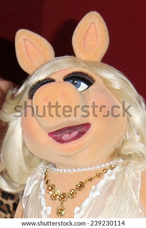 LOS ANGELES - MAR 1:  Miss Piggy at the QVC 5th Annual Red Carpet Style Event at the Four Seasons Hotel on March 1, 2014 in Beverly Hills, CA