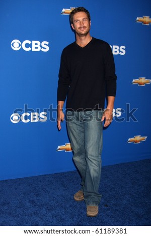 LOS ANGELES - SEP 16:  Oliver Hudson arrives at the CBS Fall Party 2010 at The Colony on September 16, 2010 in Los Angeles, CA
