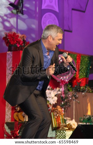 LOS ANGELES - NOV 20:  Taylor Hicks at the Hollywood & Highland Tree Lighting Concert 2010  at Hollywood & Highland Center Cour on November 20, 2010 in Los Angeles, CA