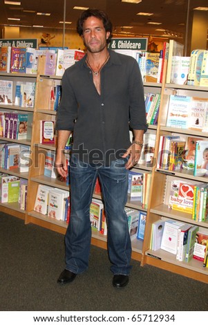 LOS ANGELES - NOV 19:  Shawn Christian at the Book Launch for \