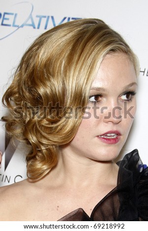 BEVERLY HILLS - JAN 16: Julia Stiles arrives at The Weinstein Company And Relativity Media's 2011 Golden Globe Awards Party at Beverly Hilton Hotel on January 16, 2011 in Beverly Hills, CA