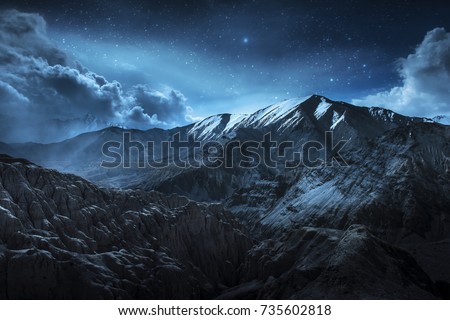 Foto Bild Felsen mit steilen Hängen in gebirgigem Terrain