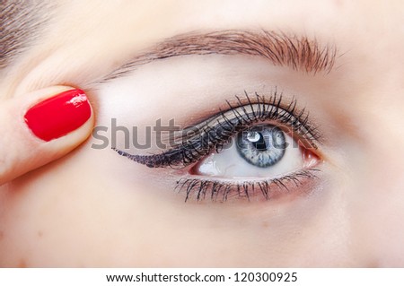 An image of girl making up