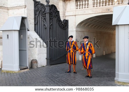 VATICAN CITY, VATICAN - MAY 11: Famous Swiss Guard surveil basilica entrance on May 11, 2010 in Vatican. The Papal Guard with 110 men is the world\'s smallest army.