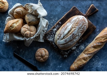 Foto Bild Sauerteigbrot Vielfalt Draufsicht auf einem blauen Hintergrund. Hausgemachtes Brot flat lay.