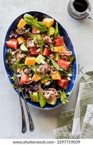 Foto Bild Melonensalat mit Essiggurken und Oliven