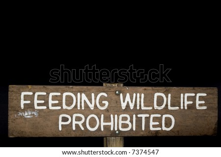 A roadsign instructing people not to feed the wildlife.