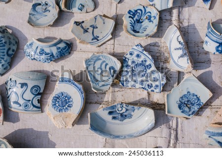 Blue and white porcelain pieces, pieces of antique porcelain is very expensive.