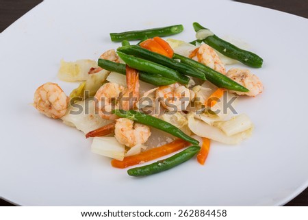 Shrimp salad with beans and iceberg salad