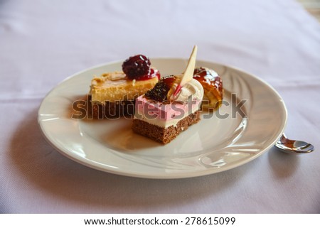 Mini cakes with berries and sweet cream