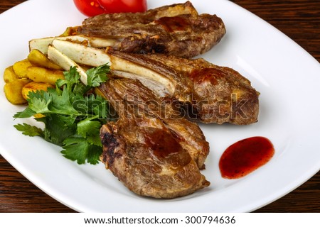 Grilled lamb chops with sauce and coriander leaves