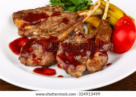 Grilled lamb chops with sauce and coriander leaves