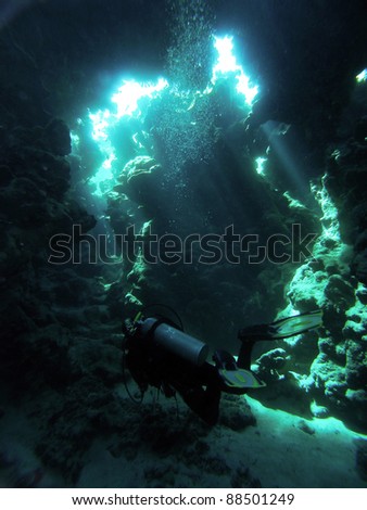 Sunlight Cave diver