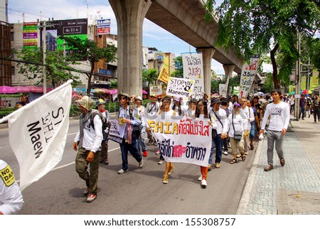 BANGKOK, THAILAND - SEPTEMBER 22 : People walking for against the construction of a dam in Mae Wong National Park on 22 September 2013 at Saphan Khwai, Bangkok, Thailand