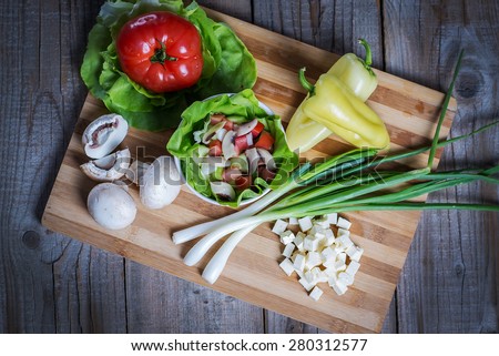 Green salad with cottage cheese, mushrooms and pepper and green onion