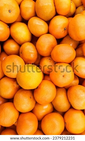 Foto Bild Frischer Saft und Mandarinen auf schwarzem Tisch