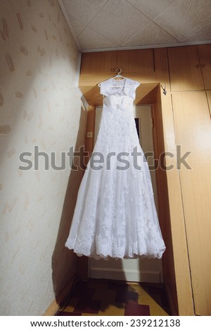 lace wedding dress at bride\'s room