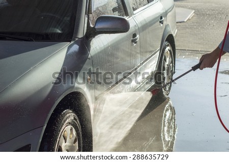 The process of car washing high pressure water at the carwash