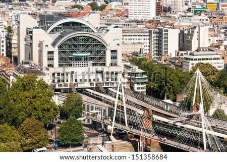 LONDON - SEP 12: Charing Cross Railway Station on September 12, 2010 in London. It\'s one of 17 stations managed by Network Rail and with 6 platforms, it\'s 5th busiest rail terminal in London.