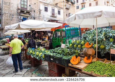 PALERMO, ITALY - OCTOBER 23, 2014: Customers and sellers on Ballaro farmer\'s market on the streets of old Palermo city center, around Plaza Carmine. It is the oldest of Palermo\'s Arabic markets.
