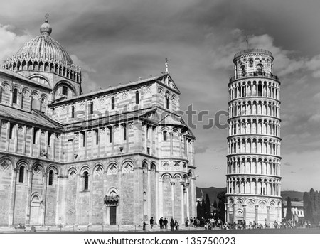 Black and white picture of the leaning tower of Pisa and cathedral
