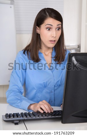 Amazed business woman looking amazed in her computer.