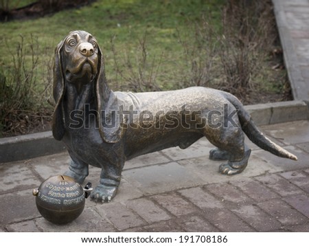 Sculpture dog breed basset in Kostroma. 23 November 2013. Collecting donations for the shelter pets