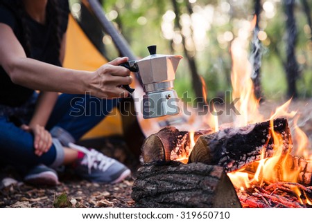 Foto Bild Paar mit Brennholz beim Lagerfeuermachen im Wald