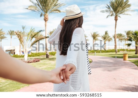 Similar – Foto Bild Folgen Sie mir. Junge Frau hält Hand und führt den Mann in die schöne, sonnenuntergangsgelbe Naturlandschaft. Ansicht von der Rückseite, POV. Romantische Paare reisen, verbringen gemeinsam Sommerferien im Freien.