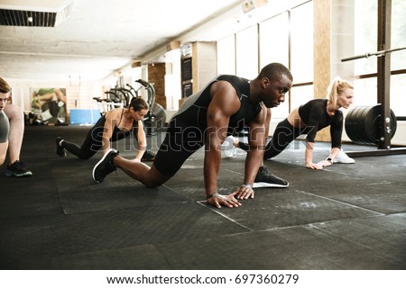 Similar – Foto Bild Starke ethnische Sportlerin trainiert an einem Trainingsgerät in einem modernen Fitnessstudio