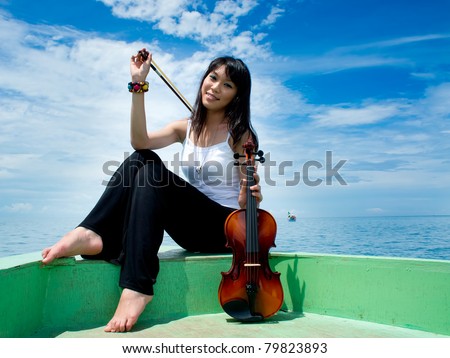 Violin player posing on the boat
