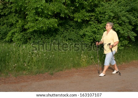 Mature Lady cultivate the Nordic walking