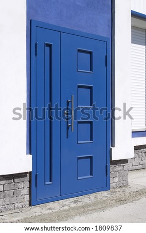 Door of dark blue colour.