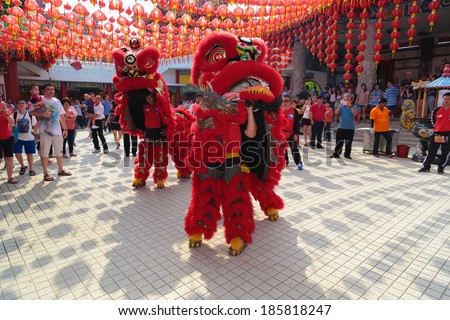 KUALA LUMPUR, MALAYSIA- FEB 9, 2014 : Spectators watching lion dance performance at Thean Hou temple during Chinese New Year 2014.