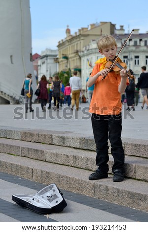 VILNIUS, LITHUANIA - MAY 17: Unidentified musician play violin in Street music day on May 17, 2014 in Vilnius. Its a most popular event on May in Vilnius, Lithuania