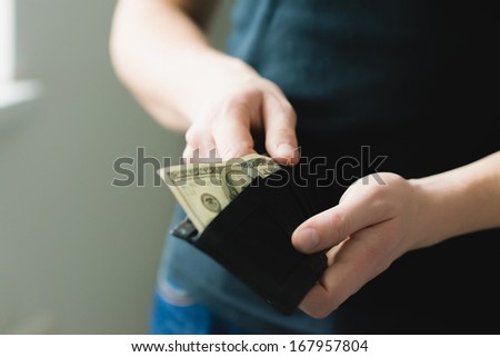 Man gets $ 100 from her purse