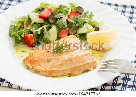 roasted wild salmon (low fat) fillet with berries salad