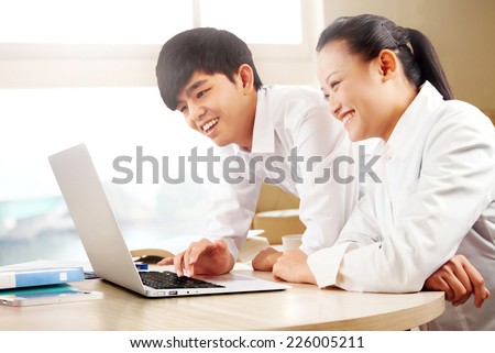 Two people can look at the laptop computer