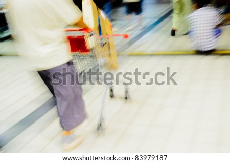people with shopping cart blur motion