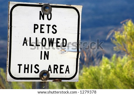 Sign prohibiting pets found in local park.