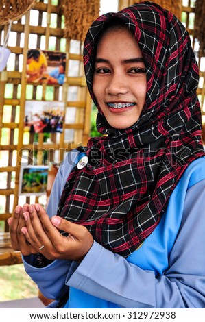 PATTALUNG, THAILAND - AUGUST 30 : Unidentified young thai muslim girl Praying on August 30, 2015 in August, Pattalung Thailand.